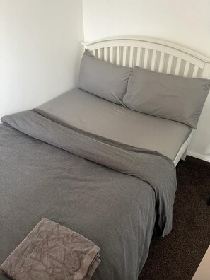 3 quartos, ferros/tábuas de passar roupa, Wi-Fi, roupa de cama