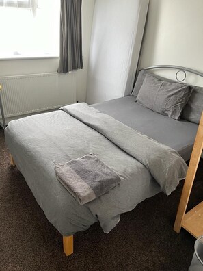 3 habitaciones, tabla de planchar con plancha, wifi y ropa de cama
