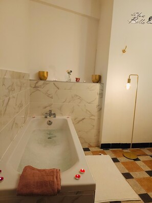 Douche, sĂšche-cheveux, serviettes fournies, savon