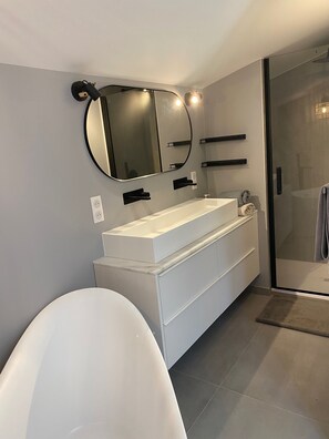 Een douche, een haardroger, handdoeken, zeep