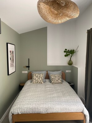 5 chambres, coffres-forts dans les chambres, fer et planche à repasser