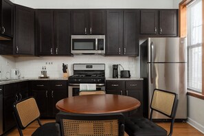 Réfrigérateur, four à micro-ondes, un four, surface de cuisson