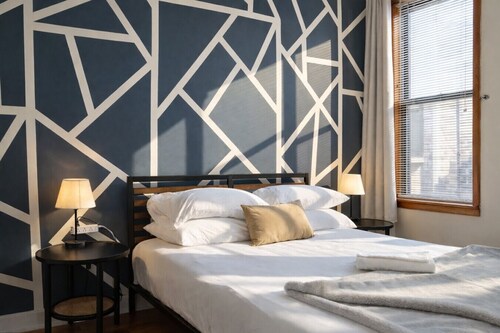 Flexhome Ukrainian Village • 2BR • Walkable + Private Balcony