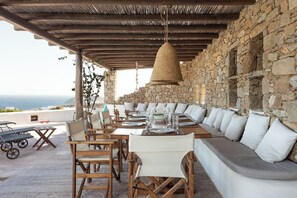 Outdoor dining - Alkaia Exclusive Villa with Breathtaking Sea Views and Private Infinity Pool (Mykonos)