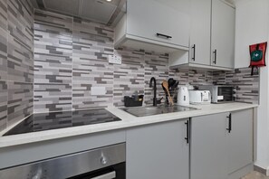 Appartement | Privékeuken | Een koelkast, een magnetron, een oven, een kookplaat