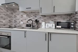 Appartement | Cuisine privée | Réfrigérateur, micro-ondes, four, plaque de cuisson