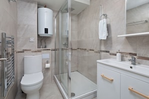 Appartement | Salle de bain | Douche, serviettes fournies, papier toilette