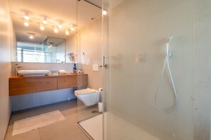 Shower, hair dryer, towels - Apartment 'Wave' with Sea View, Wi-Fi and Air Conditioning (Fuengirola)