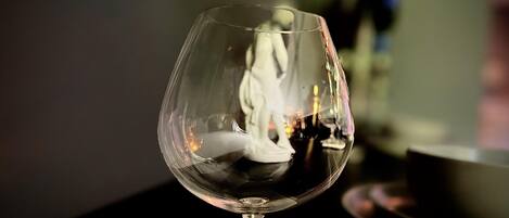 Un verre à vin en verre transparent, posé sur une table, avec un arrière-plan flou.