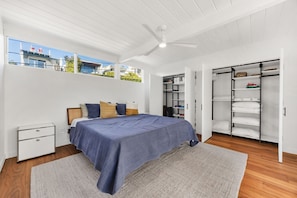 2 soveværelser, pengeskab på værelset, skrivebord, strygejern/strygebræt