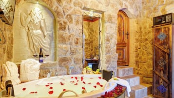 Deluxe Room, 1 Queen Bed | Premium bedding, minibar, in-room safe, individually furnished