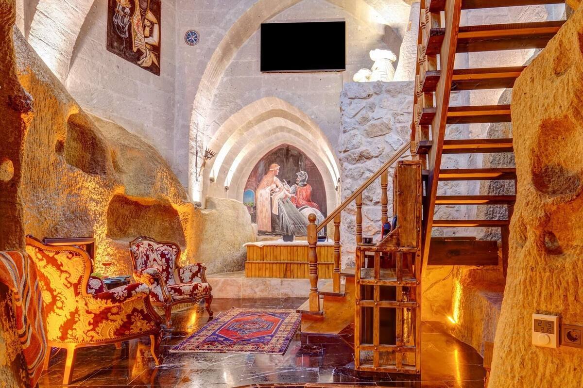 Ein luxuriöses Interieur mit einer prachtvollen Treppe, aufwendigen Möbeln und einem Wandgemälde.