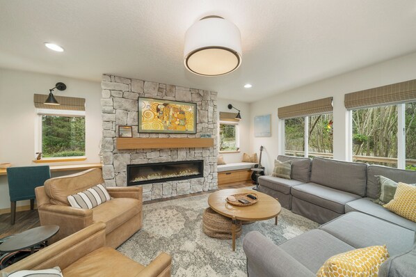 Smart TV, caminetto, libri, studio