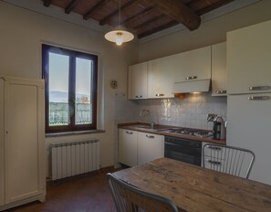 Fridge, oven, stovetop, dishwasher - Le Fornaci - Apartment with pool (Latereto)