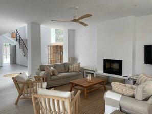 Smart TV, fireplace