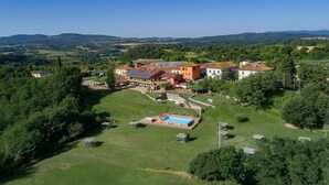 A large estate with multiple buildings, a swimming pool, and surrounding greenery. - Le Fornaci - Apartment with pool (Latereto)