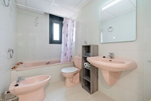 Een douche, handdoeken