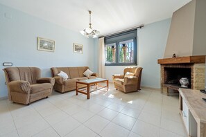 TV, fireplace