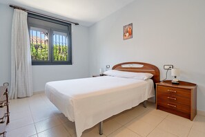 3 bedrooms, bed sheets - Holiday Home 'Casa Amalia' with Private Terrace, Private Garden and Air Conditioning (Miami Playa)