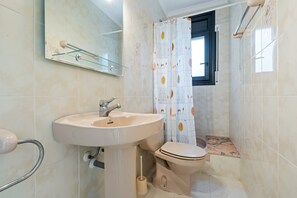 Shower, towels - Holiday Home 'Casa Amalia' with Private Terrace, Private Garden and Air Conditioning (Miami Playa)