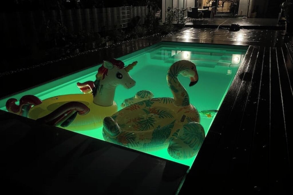 Una piscina al aire libre, una piscina climatizada