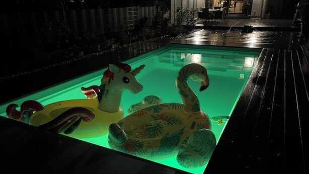En pool med uppblåsbara leksaker.