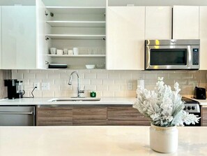 Réfrigérateur, micro-ondes, four, plaque de cuisson