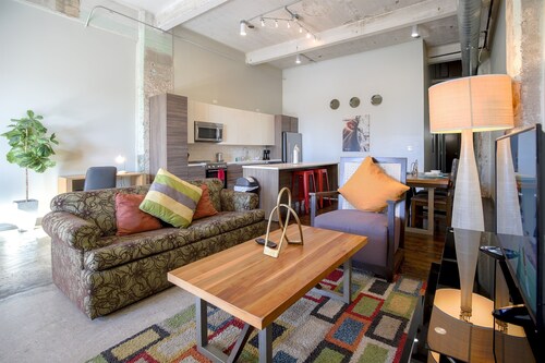 Urban Style 3 Bed 1 Bath | Downtown | Free Valet Parking