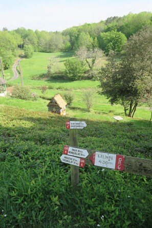 Property grounds - Stone house in the heart of a Périgord village (Couze-et-Saint-Front)