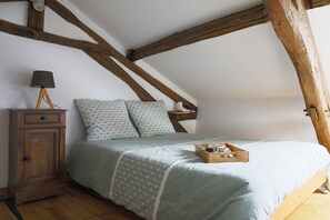 2 bedrooms, iron/ironing board, travel cot, free WiFi - Stone house in the heart of a Périgord village (Couze-et-Saint-Front)