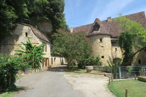 Stone house in the heart of a Périgord village