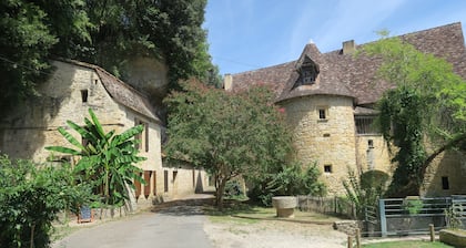Stone house in the heart of a Périgord village