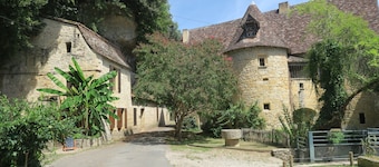 Stone house in the heart of a Périgord village