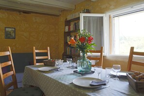 Dining - Stone house in the heart of a Périgord village (Couze-et-Saint-Front)