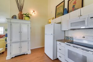 Réfrigérateur, micro-ondes, plaque de cuisson, lave-vaisselle