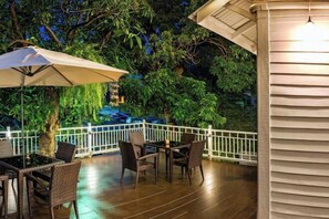 Outdoor dining - Baankachitpan Bangkok Hotel (Bangkok)