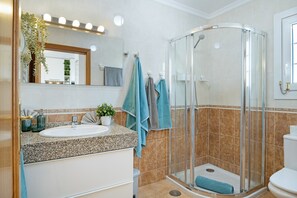 Douche, sèche-cheveux, serviettes fournies