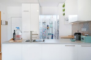 Kühlschrank, Mikrowelle, Ofen, Herdplatte