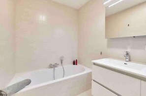 Douche, serviettes fournies, papier toilette