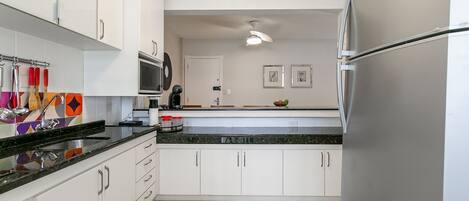 Geladeira, micro-ondas, fogão, cafeteira/chaleira