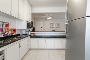 Kühlschrank, Mikrowelle, Ofen, Wasserkocher mit Kaffee-/Teezubehör
