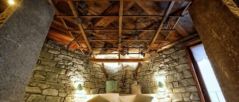 6 bedrooms, WiFi, bed sheets