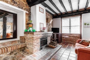 TV, caminetto, lettore DVD