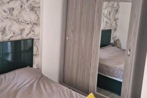 1 bedroom, bed sheets - 1 Bed Apartment Sleeps 2 - Communal Pool - Parking (Hurghada)