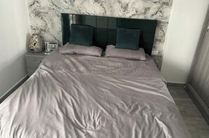 1 bedroom, bed sheets - 1 Bed Apartment Sleeps 2 - Communal Pool - Parking (Hurghada)