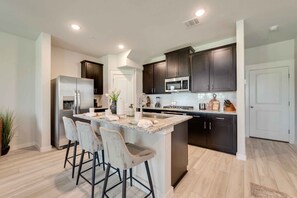 Fridge, microwave, oven, stovetop - 25% OFF 3BD - TownHome - Tavolo Pk F.Worth - FW001 (Fort Worth)