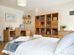 3 bedrooms, free WiFi, bed sheets - 3 bedroom accommodation in Teversal (Teversal)