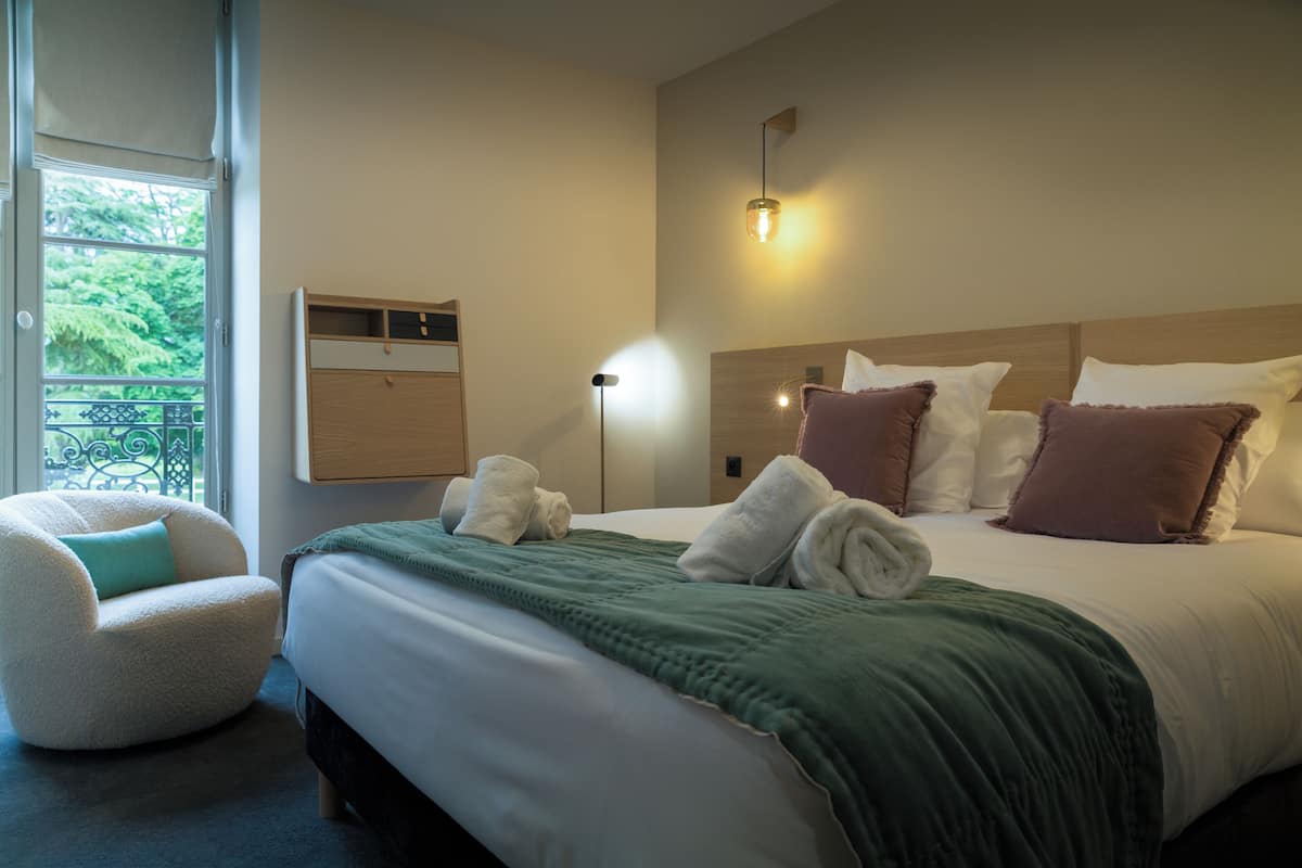 Habitación clásica, 1 cama de matrimonio, acceso a la piscina | 1 dormitorio y ropa de cama de alta calidad
