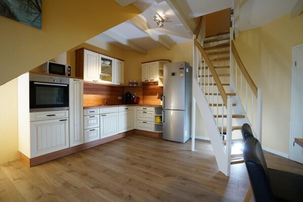 Kühlschrank, Mikrowelle, Ofen, Geschirrspüler