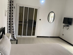 Comfort Room, Pool View | Individually decorated, individually furnished, laptop workspace - Hôtel Camille (Nguekhokhe)